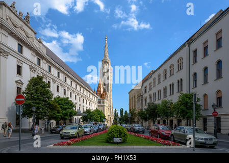 Der Matthias Kirche die Aufsicht über eine Straße mit dem Hilton Budapest im Budaer Burgviertel Stockfoto