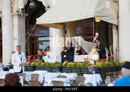 Menschen klassische Musik im Gran Caffe Chioggia, Piazza San Marco, Venedig, Venetien, Italien, während sie Getränke. Live Performance der Italienischen Stockfoto