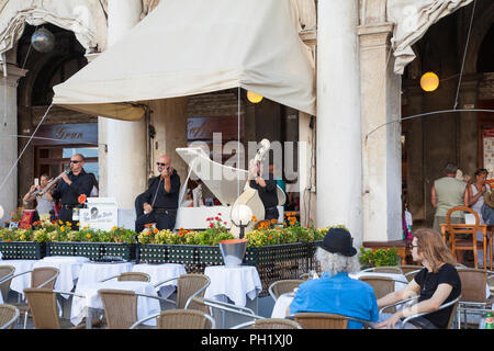 Menschen klassische Musik im Gran Caffe Chioggia, Piazza San Marco, Venedig, Venetien, Italien, während sie Getränke. Live Performance der Italienischen Stockfoto