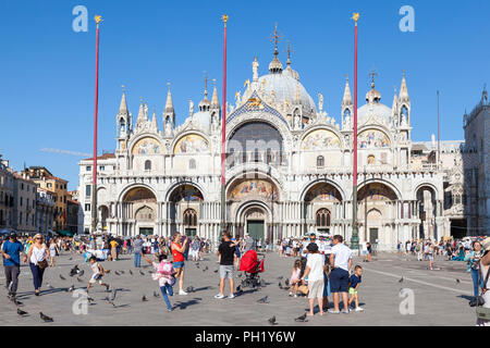 Touristen viewng Basilica San Marco (Markusplatz), Piazza San Marco, dem Markusplatz, San Marco, Venedig, Venetien, Italien, blaue Himmel Sommer Abend Stockfoto