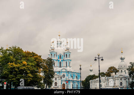 Smolny Kathedrale, Teil des architektonischen Ensembles des Smolny Kloster, in einem sonnigen Tag. Sankt Petersburg, Russland. Stockfoto