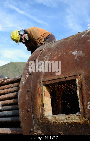 Greymouth, Neuseeland, 14. MAI 2018: Ein Ingenieur Schnitte, eine alte Kessel für Schrott Stockfoto