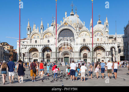 Touristen viewng Basilica San Marco (Markusplatz), Piazza San Marco, dem Markusplatz, San Marco, Venedig, Venetien, Italien, blaue Himmel Sommer Abend Stockfoto