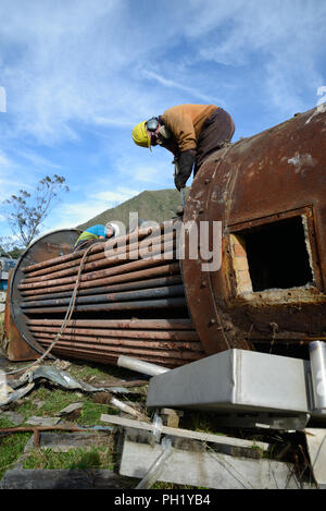 Greymouth, Neuseeland, 14. MAI 2018: Ein Ingenieur Schnitte, eine alte Kessel für Schrott Stockfoto