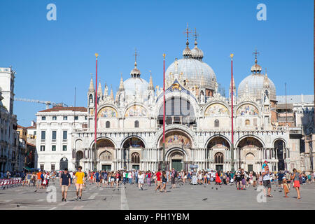 Touristen viewng Basilica San Marco (Markusplatz), Piazza San Marco, dem Markusplatz, San Marco, Venedig, Venetien, Italien, blaue Himmel Sommer Abend Stockfoto