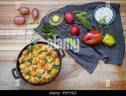 Prinz: Kartoffeln: im Ofen gebacken junge Kartoffeln mit Quark. Essen mit Gemüse. Russische Küche. Stockfoto