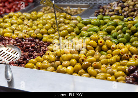 Schalen mit grünen und schwarzen Oliven werden an einem Stand im St. Lawrence Market South, Toronto, Kanada, ausgestellt Stockfoto