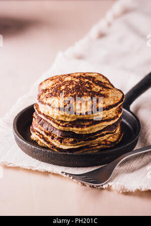 Stapel der hausgemachte Pfannkuchen frisch auf einer kleinen Pfanne bereit zu essen gemacht Stockfoto