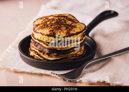 Stapel der hausgemachte Pfannkuchen frisch auf einer kleinen Pfanne bereit zu essen gemacht Stockfoto