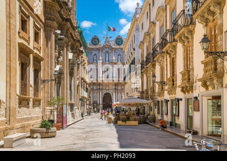 Malerische Anblick in Trapani Altstadt mit dem Palazzo Senatorenpalast im Hintergrund. Sizilien, Italien. Stockfoto