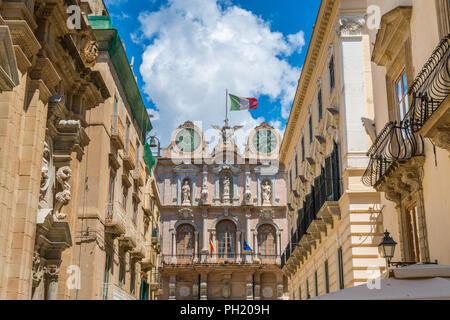 Malerische Anblick in Trapani Altstadt mit dem Palazzo Senatorenpalast im Hintergrund. Sizilien, Italien. Stockfoto