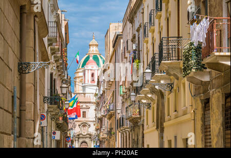 Malerische Anblick in Trapani mit der Kirche des Heiligen Franz von Assisi im Hintergrund. Sizilien, Italien. Stockfoto