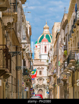 Malerische Anblick in Trapani mit der Kirche des Heiligen Franz von Assisi im Hintergrund. Sizilien, Italien. Stockfoto