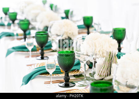 Schönen Bankettsaal unter einem Zelt für eine Hochzeit. Innenraum einer Hochzeit zelt Dekoration bereit für die Gäste. Dekor Blumen. Grünen Thema Stockfoto