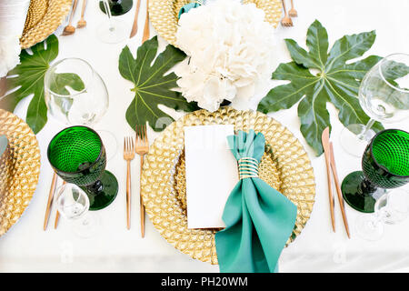 Schönen Bankettsaal unter einem Zelt für eine Hochzeit. Innenraum einer Hochzeit zelt Dekoration bereit für die Gäste. Dekor Blumen. Grünen Thema Stockfoto