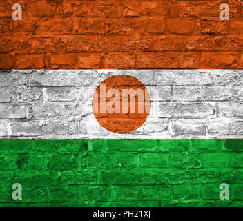 Flagge von Niger über eine alte Mauer Hintergrund, Oberfläche Stockfoto