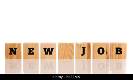 Neuen Job auf Holz- alphabet Blöcke in einer Reihe stehend auf einer reflektierenden Oberfläche in Weiß mit großen weißen copyspace oben geschrieben. Stockfoto