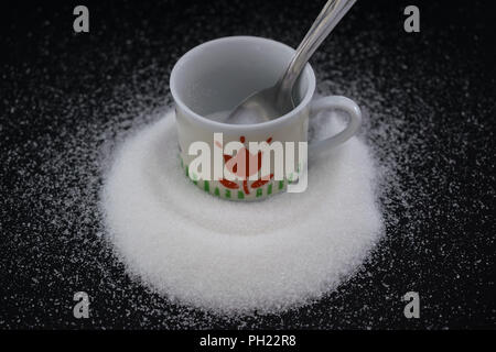 Tasse Kaffee mit viel Zucker in schwarzen Hintergrund umgeben Stockfoto