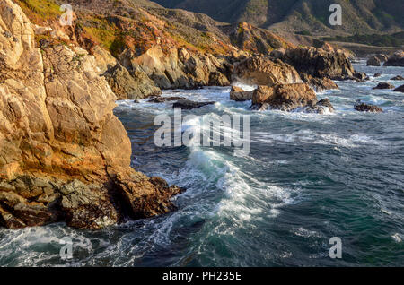 Felsen, Felsen, und surfen Sie entlang der schönen Pacific Coast Highway von Kalifornien in Garrapata State Park in Big Sur in der Nähe von Carmel und Monterey Stockfoto