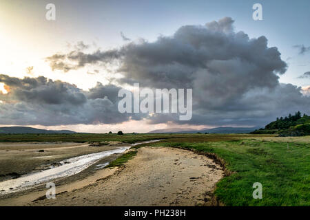 Dies war zu Fahan Strand in Donegal Irland genommen. Die Wolken sehen wie Zuckerwatte in der Dämmerung Farben Stockfoto