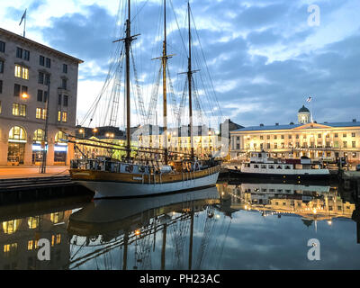 Das ist ein Bild von einem alten Segelschiff in Helsinki Hafen bei Sonnenuntergang Stockfoto