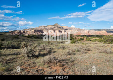 Berg, bunten Felsen und weiten Wüste Landschaft unter dramatischen blauer Himmel und Wolken auf Ghost Ranch in der Nähe von Yorktown, Virginia Stockfoto