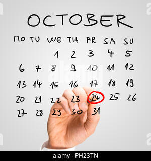 Mann Kennzeichnung Tag der Vereinten Nationen in rot Klingeln das Datum des 24. Oktober auf einem handschriftlichen Kalender für den Monat Oktober. Stockfoto