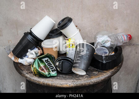Verworfen. Bier kann und Kaffeetassen in London, Großbritannien Stockfoto