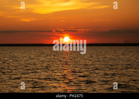 Ein Sommer Sonnenuntergang über dem Wasser von Chincoteague Island, Virginia. Stockfoto