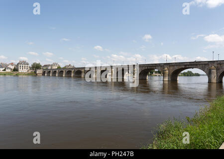 Stadt Saumur, Frankreich. Malerische Ansicht des Saumur Cessart Brücke über die Loire. Stockfoto