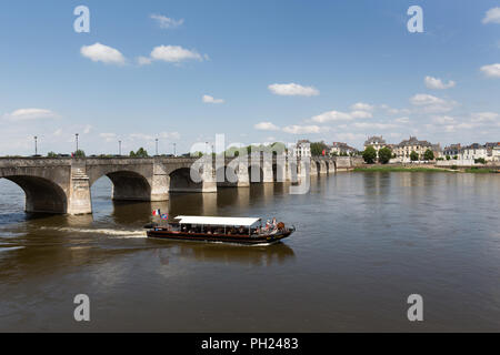 Stadt Saumur, Frankreich. Malerische Ansicht des Bootes im Transit unter Saumur ist Cessart Brücke über die Loire. Stockfoto