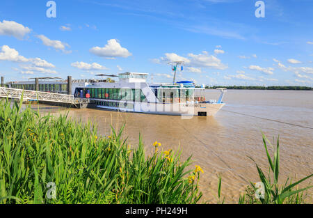 River Cruise Ship Amadolce günstig in Bourg, auch Bourg-sur-Gironde, eine Gemeinde im Département Orne in Nouvelle-Aquitaine, südwestliche Frankreich Stockfoto