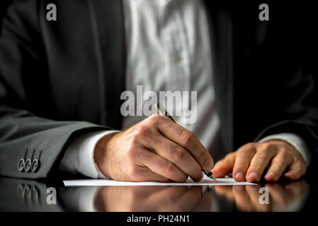 Konzeptionelle Bild eines Mannes die Unterzeichnung eines Testament Dokument. Stockfoto