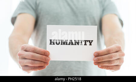 Nahaufnahme von einem Mann mit weißen Karte mit der Menschheit anmelden. Stockfoto