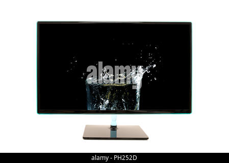 High Definition moderner Computer Monitor oder Fernseher Bildschirm zeigt ein Bild von Spritzwasser auf einem dunklen Hintergrund, isoliert auf Weiss. Stockfoto