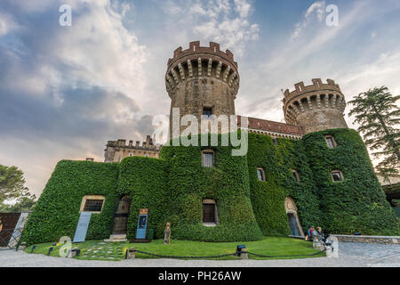 Castell de Peralada Schloss. Sitz der mittelalterlichen Dynastie der Grafen von Peralada. Hält jetzt einen Sommer Festival der klassischen Musik Stockfoto