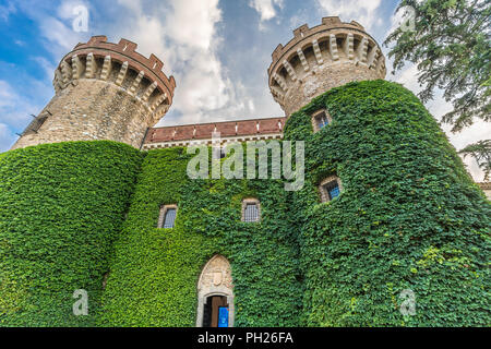 Castell de Peralada Schloss. Sitz der mittelalterlichen Dynastie der Grafen von Peralada. Hält nun ein Summer Music Festival, Weingut und Casino Stockfoto