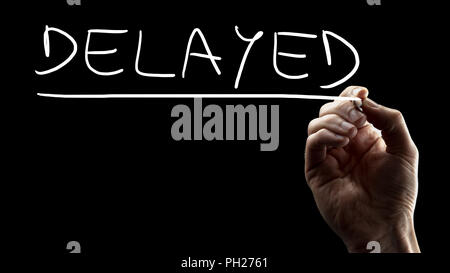 Männliche Hand schreiben Wort auf Schwarz virtuellen Bildschirm verzögert. Stockfoto