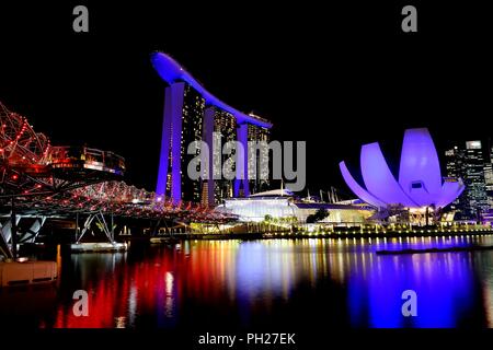 Singapur - 18. Juni 2018: Marina Bay Sands, die Kunst, das Science Museum und die Helix Bridge bei Nacht in der Marina Bay, Singapore beleuchtet Stockfoto