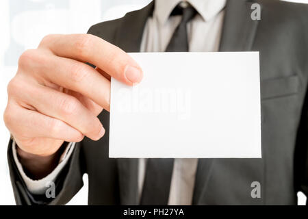 Nahaufnahme der Geschäftsmann mit leeren weißen Business Card mit Kopie Raum bereit für Kontakt Info oder andere Informationen über das Unternehmen. Stockfoto