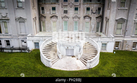 Die große Treppe in den Mühlen Mansion, Staatsburgh State Historic Site, Hyde Park, New York, USA Stockfoto