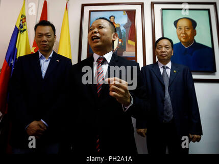 Valencia, Carabobo, Venezuela. 29 Aug, 2018. August 29, 2018. Fay Chen (C), ist als Präsident des Vereins Föderation von China de Venezuela wiedergewählt. Auf dem Foto ist von anderen Mitgliedern des Board begleitet, auf dem Foto von Vicente Xu (L) Roberto Feng (R), der Eid wird für den neuen Zeitraum 2018-2021, die das erste September begleitet wird, in den Einrichtungen der Chinesischen social club von Valencia, Carabobo Zustand. Foto: Juan Carlos Hernandez Credit: Juan Carlos Hernandez/ZUMA Draht/Alamy leben Nachrichten Stockfoto