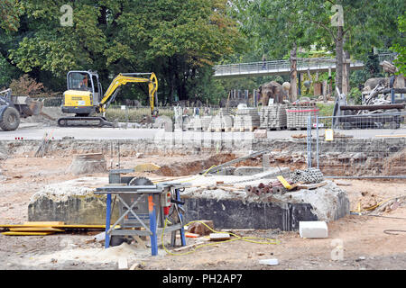 Karlsruhe, Deutschland. 29 Aug, 2018. 29.08.2018, Baden-Württemberg, Karlsruhe: Bauarbeiten stattfinden auf dem neuen Freigehege für Elefanten und Nilpferde im Karlsruher Zoo. Das Altersheim für asiatische Elefanten ist auch in sie integriert. Credit: Uli Deck / dpa/Alamy leben Nachrichten Stockfoto