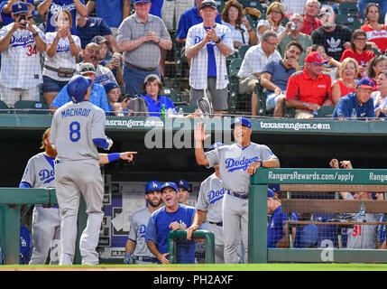 Arlington, Texas, USA. 29.August 2018: Los Angeles Dodgers Third Base Manny Machado #8 auf der Trainerbank von Los Angeles Dodgers manager Dave Roberts #30 begrüßt wird, nachdem er einen solo Home Run in der Oberseite des vierten Inning hits bei einem interleague MLB Spiel zwischen der Nationalen Liga Los Angeles Dodgers und der Texas Rangers bei Globe Life Park in Arlington, TX Los Angeles besiegte Texas 3-1 Albert Pena/CSM Stockfoto