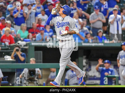 Arlington, Texas, USA. 29.August 2018: Los Angeles Dodgers Third Base Manny Machado #8 kreuzt die Platte, nachdem er einen solo Home Run in der Oberseite des vierten Inning hits bei einem interleague MLB Spiel zwischen der Nationalen Liga Los Angeles Dodgers und der Texas Rangers bei Globe Life Park in Arlington, TX Los Angeles besiegte Texas 3-1 Albert Pena/CSM Stockfoto