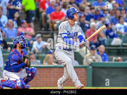 Arlington, Texas, USA. 29.August 2018: Los Angeles Dodgers erste Basisspieler Cody Bellinger #25 Hits einen solo Home Run in der Oberseite des dritten Inning bei einem interleague MLB Spiel zwischen der Nationalen Liga Los Angeles Dodgers und der Texas Rangers bei Globe Life Park in Arlington, TX Los Angeles besiegte Texas 3-1 Albert Pena/CSM Stockfoto