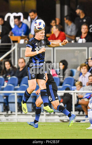 29. August 2018: San Jose Earthquakes Mittelfeldspieler Florian Jungwirth (23) leitet eine Kugel während der MLS-Match zwischen dem FC Dallas und San Jose Earthquakes bei Avaya im Stadion in San Jose, Kalifornien. Chris Brown/CSM Stockfoto