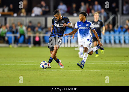 29. August 2018: San Jose Earthquakes Mittelfeldspieler Anibal Godoy (20) hält den Ball vor der FC Dallas Mittelfeldspieler Jacori Hayes (15) Während die MLS-Match zwischen dem FC Dallas und San Jose Earthquakes bei Avaya im Stadion in San Jose, Kalifornien. Chris Brown/CSM Stockfoto