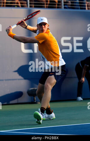 New York, Vereinigte Staaten. 29 Aug, 2018. Flushing Meadows, New York - 29. August 2018: US Open Tennis: Denis Shapovalov von Kanada während seiner zweiten Runde zu Andreas Seppi aus Italien bei den US Open in Flushing Meadows, New York. Shapovalov gewann das Match in fünf Sätzen in die dritte Runde. Quelle: Adam Stoltman/Alamy leben Nachrichten Stockfoto