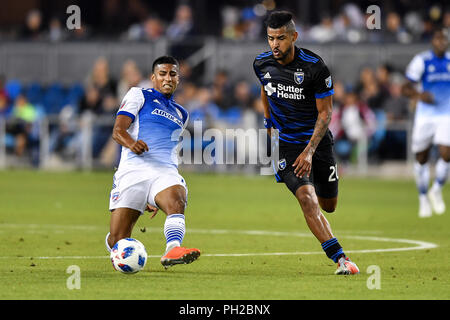 29. August 2018: FC Dallas Mittelfeldspieler Santiago Mosquera (11) die Fluggäste vor San Jose Earthquakes Mittelfeldspieler Anibal Godoy (20) Während die MLS-Match zwischen dem FC Dallas und San Jose Earthquakes bei Avaya im Stadion in San Jose, Kalifornien. Chris Brown/CSM Stockfoto